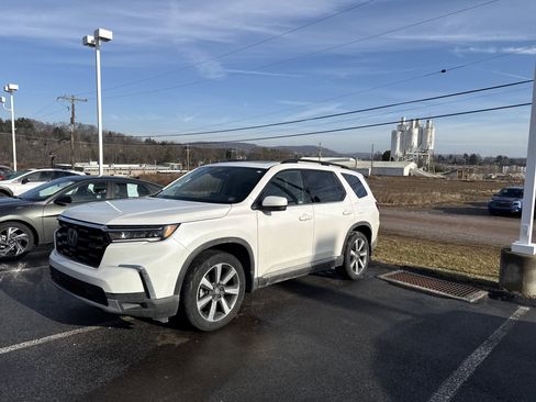 Used 2023 Honda Pilot Touring image 6