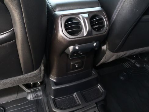 Used 2020 Jeep Wrangler Unlimited Sahara image 12