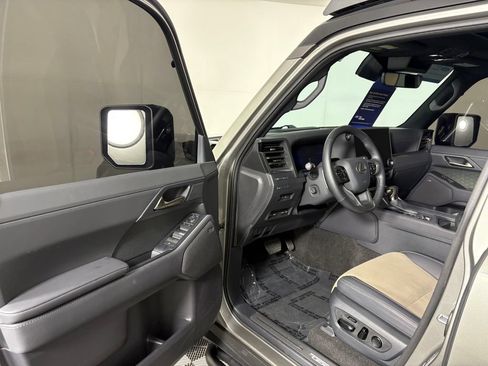 Used 2025 Lexus GX 550 w/ Accessory Package (CT) AWD/4WD image 11