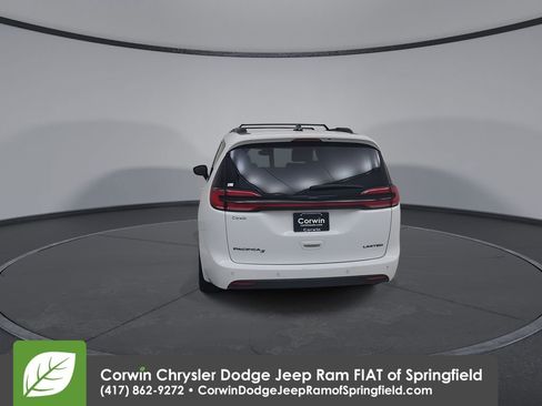 Used 2025 Chrysler Pacifica Limited FWD image 12