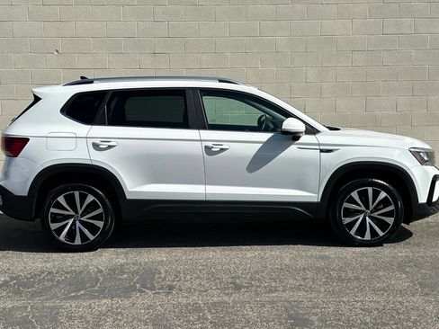 Used 2022 Volkswagen Taos SE FWD image 3