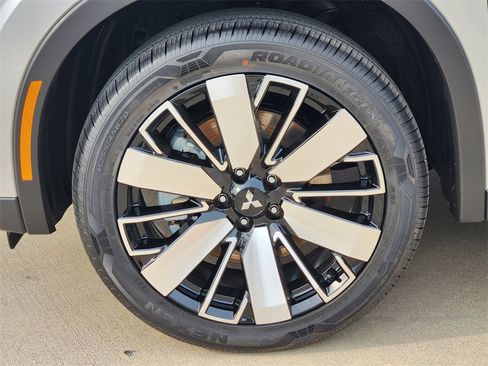 New 2025 Mitsubishi Outlander SE image 8