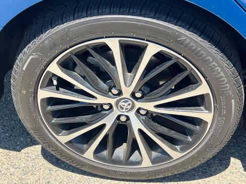 Used 2019 Toyota Camry SE w/ Convenience Package FWD image 17
