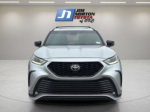 Used 2022 Toyota Highlander XSE FWD image 2