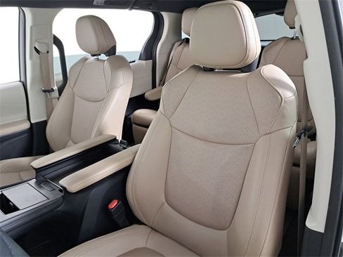 Used 2022 Toyota Sienna Limited image 19