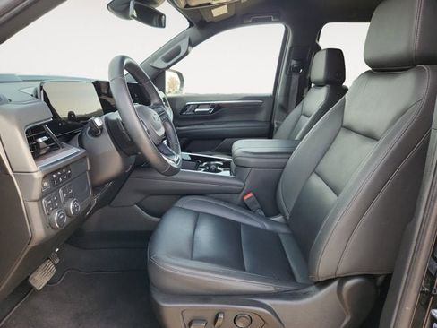 Used 2025 Chevrolet Suburban Z71 image 9