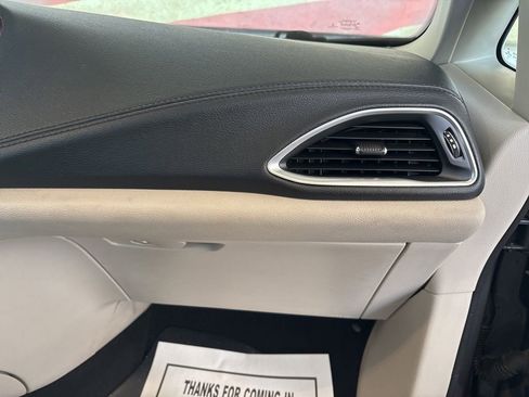 Used 2019 Chrysler Pacifica Limited w/ Advanced Safetytec Group FWD image 15