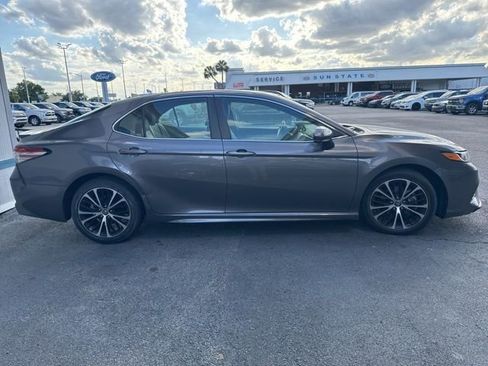 Used 2019 Toyota Camry SE image 2
