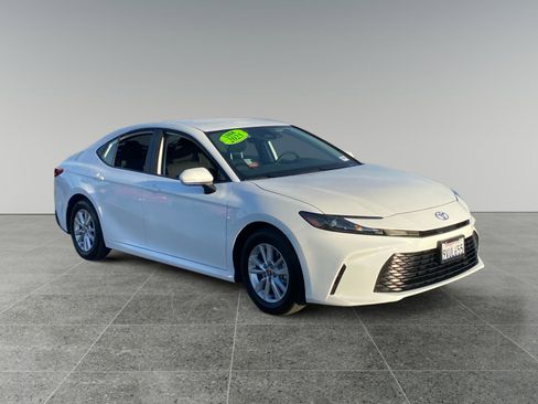Used 2025 Toyota Camry LE image 7