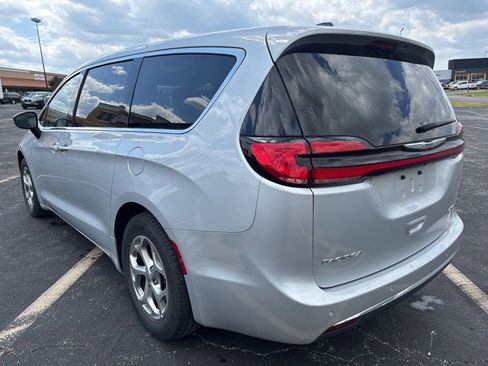 Used 2024 Chrysler Pacifica Limited FWD image 7