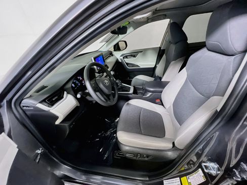 Used 2025 Toyota RAV4 XLE w/ Convenience Package FWD image 15