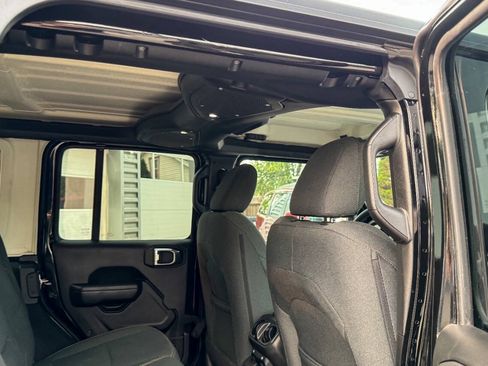 Used 2024 Jeep Wrangler Unlimited w/ Convenience Group AWD/4WD image 15