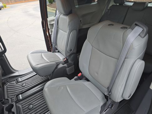 Used 2021 Toyota Sienna Limited image 16