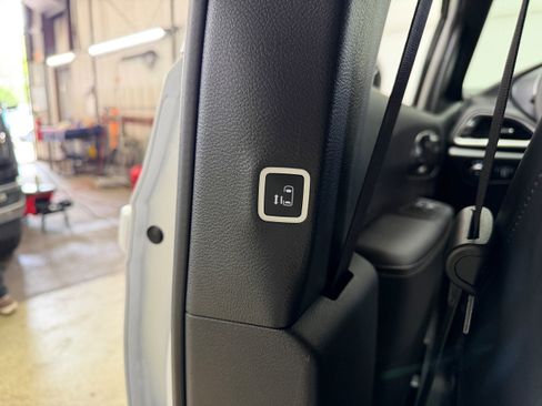 Used 2025 Chrysler Pacifica Select FWD image 14