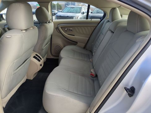 Used 2015 Ford Taurus SE image 18