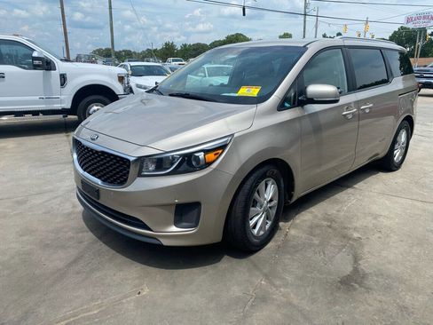 Used 2017 Kia Sedona LX w/ LX Essentials Premium Package image 2