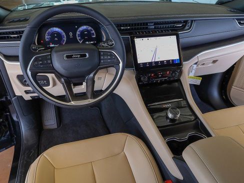 New 2025 Jeep Grand Cherokee Limited image 23