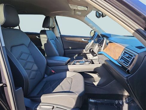 Used 2025 Volkswagen Atlas SE image 27