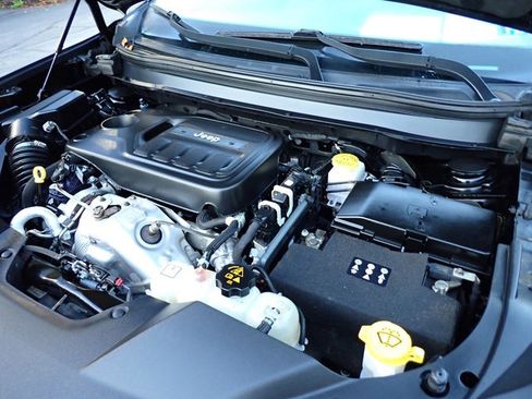 Used 2019 Jeep Cherokee Overland w/ Technology Group image 32