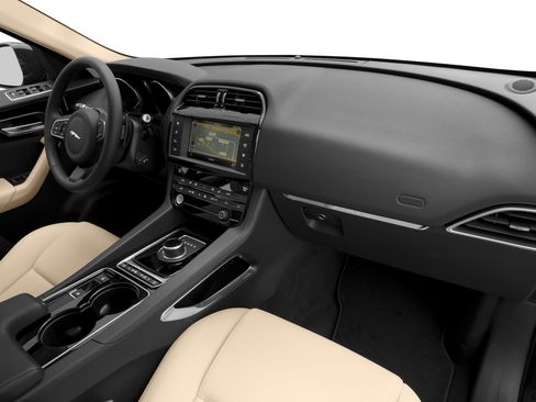 Used 2018 Jaguar F-PACE Premium image 53