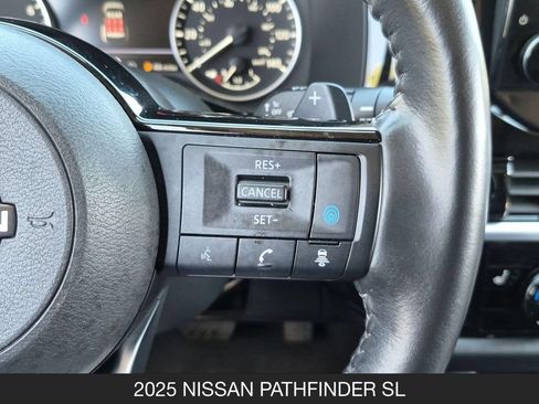 Used 2025 Nissan Pathfinder SL FWD image 18