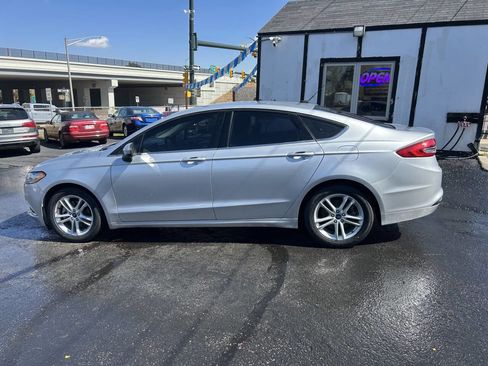 Used 2018 Ford Fusion SE w/ Fusion SE Technology Package image 2