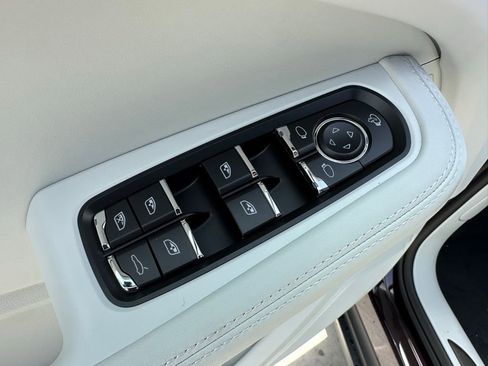 Certified 2025 Porsche Macan Turbo image 15