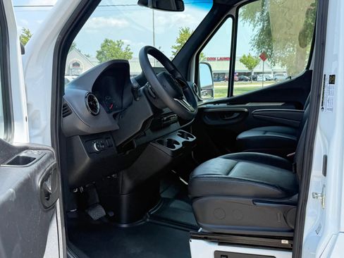 Used 2023 Mercedes-Benz Sprinter 2500 image 10