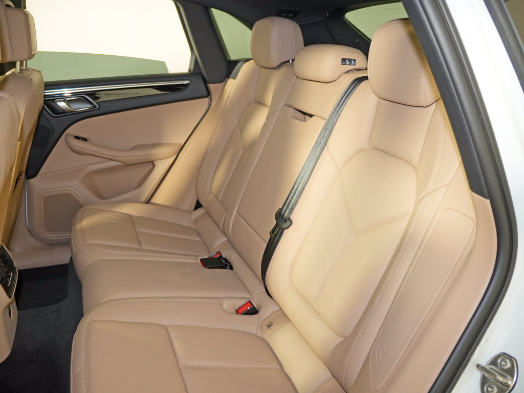 Certified 2025 Porsche Macan AWD/4WD image 37