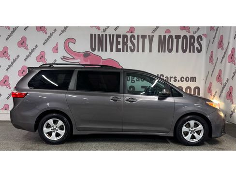 Used 2018 Toyota Sienna LE w/ Carpet Mat Package FWD image 9