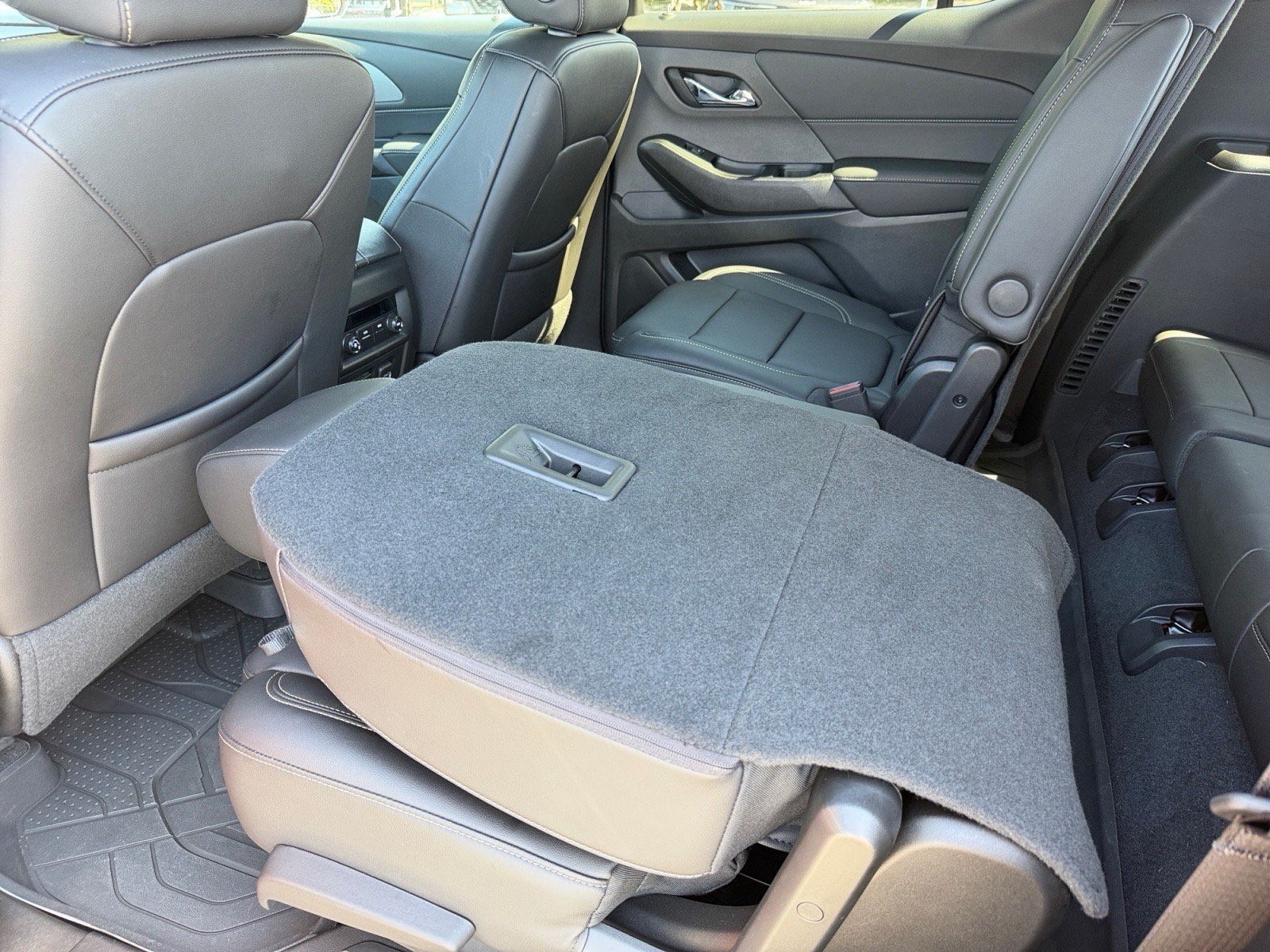 Used 2023 Chevrolet Traverse LT w/ LT Premium Package AWD/4WD image 16