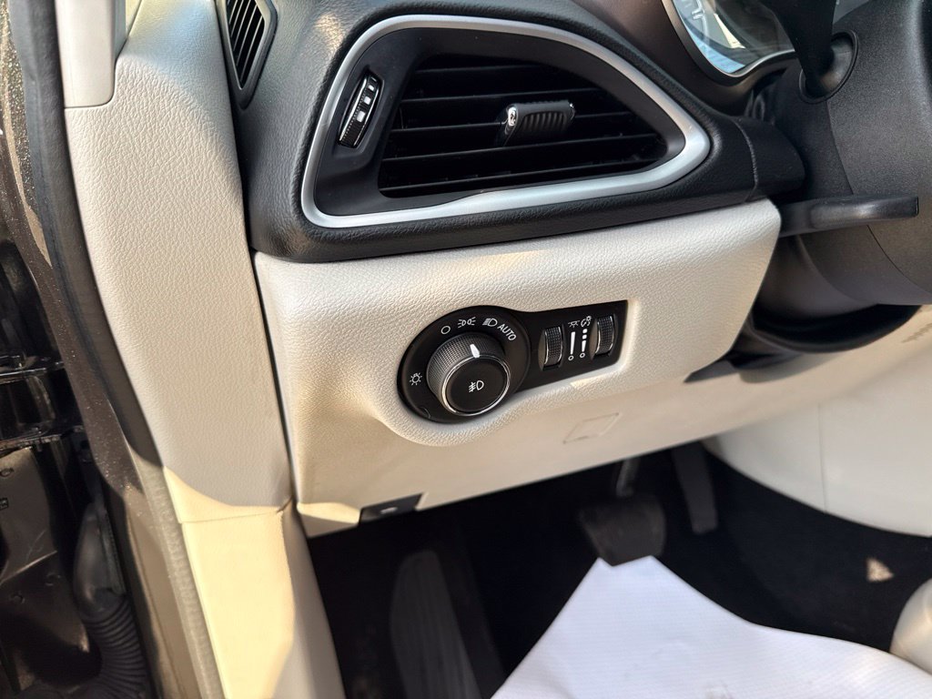 Used 2018 Chrysler Pacifica Touring Plus w/ Tire & Wheel Group FWD image 27