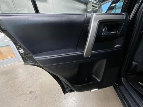 Used 2018 Toyota 4Runner SR5 AWD/4WD image 20