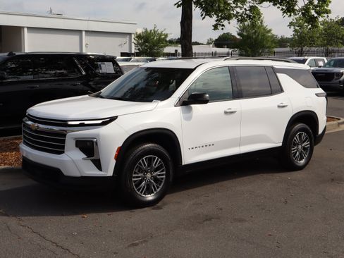 Used 2025 Chevrolet Traverse LT FWD image 5