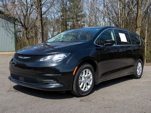 Used 2023 Chrysler Voyager LX FWD image 7