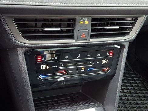 Certified 2025 Volkswagen Taos SE AWD/4WD image 16
