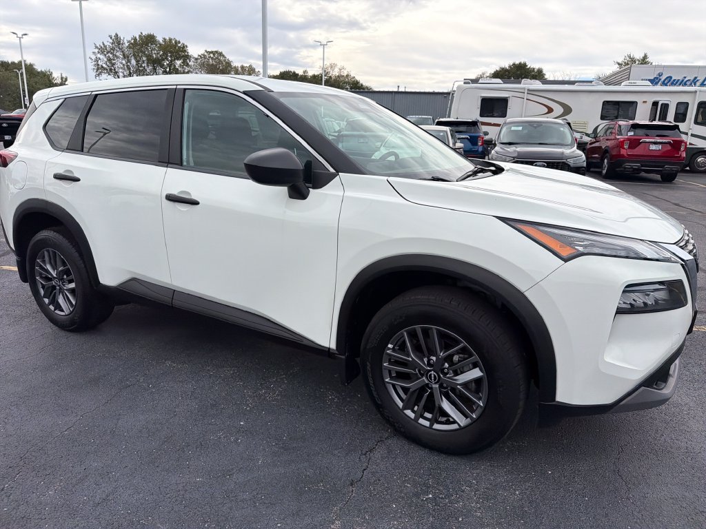 Used 2023 Nissan Rogue S AWD/4WD image 18