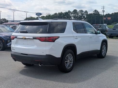 Used 2022 Chevrolet Traverse LT FWD image 3