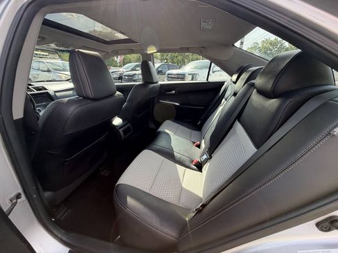 Used 2014 Toyota Camry SE w/ Moonroof Package FWD image 9
