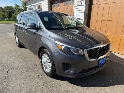 Used 2017 Kia Sedona LX w/ LX Essentials Premium Package image 1