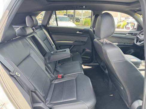 Used 2021 Volkswagen Atlas Cross Sport SE w/ Panoramic Sunroof Package FWD image 33