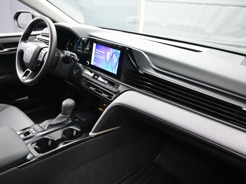 Used 2025 Toyota Camry LE w/ Convenience Package image 18