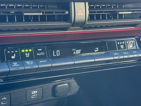 Used 2025 Toyota Prius Plug-In Hybrid image 19