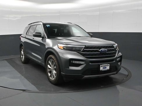 Used 2021 Ford Explorer XLT w/ Equipment Group 202A AWD/4WD image 2