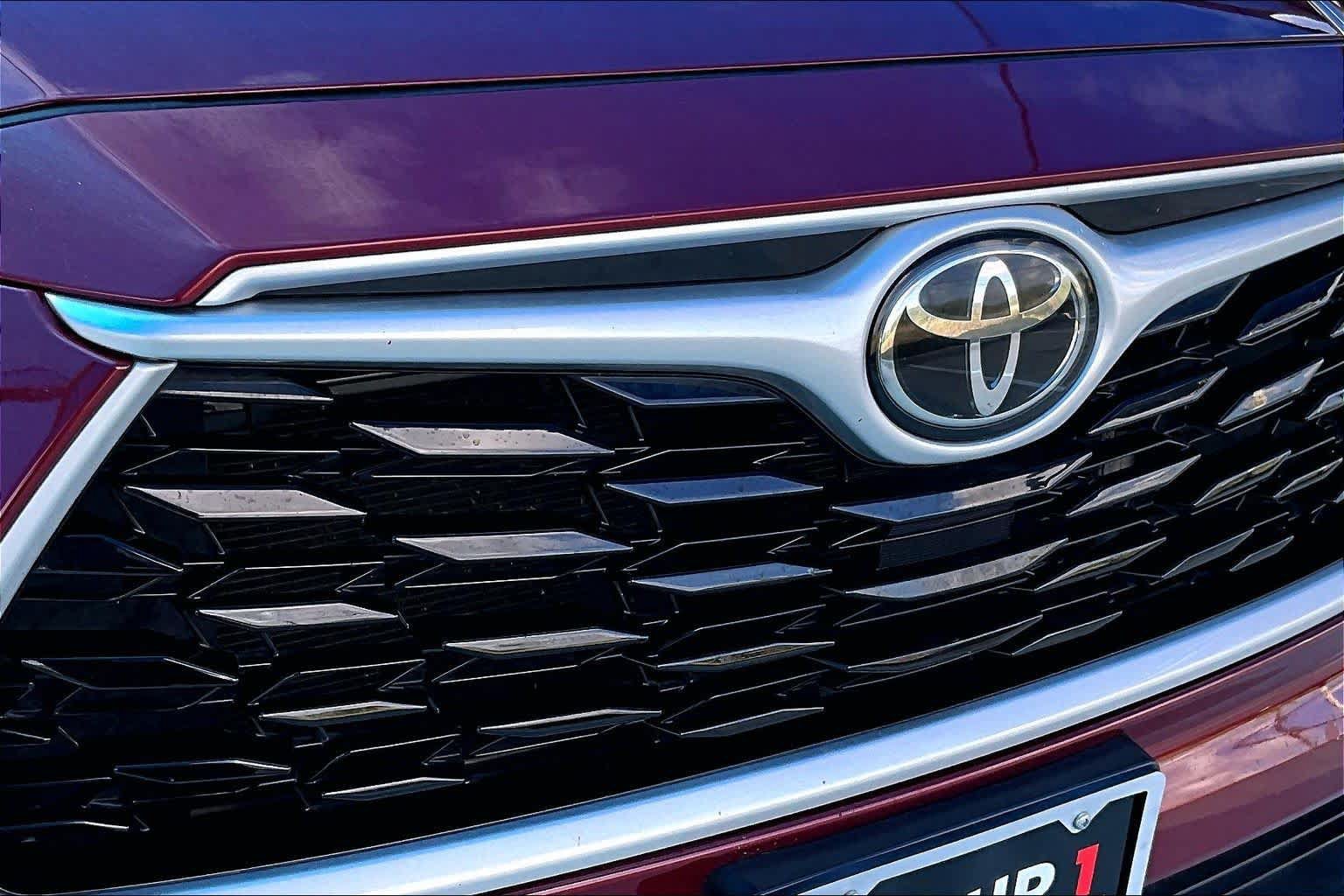 Used 2022 Toyota Highlander LE FWD image 29