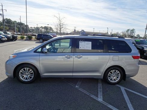 Used 2016 Toyota Sienna XLE image 7