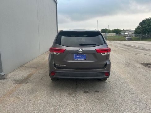 Used 2019 Toyota Highlander LE FWD image 5