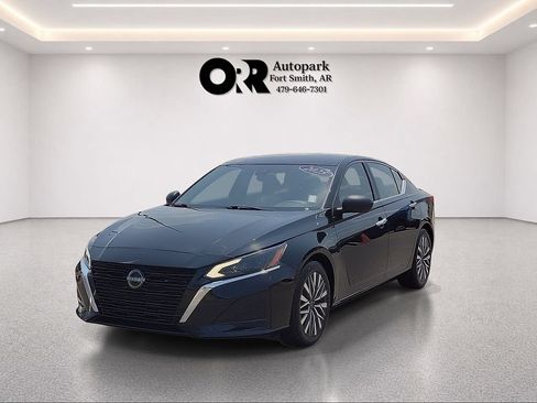 Used 2025 Nissan Altima 2.5 SV FWD image 2