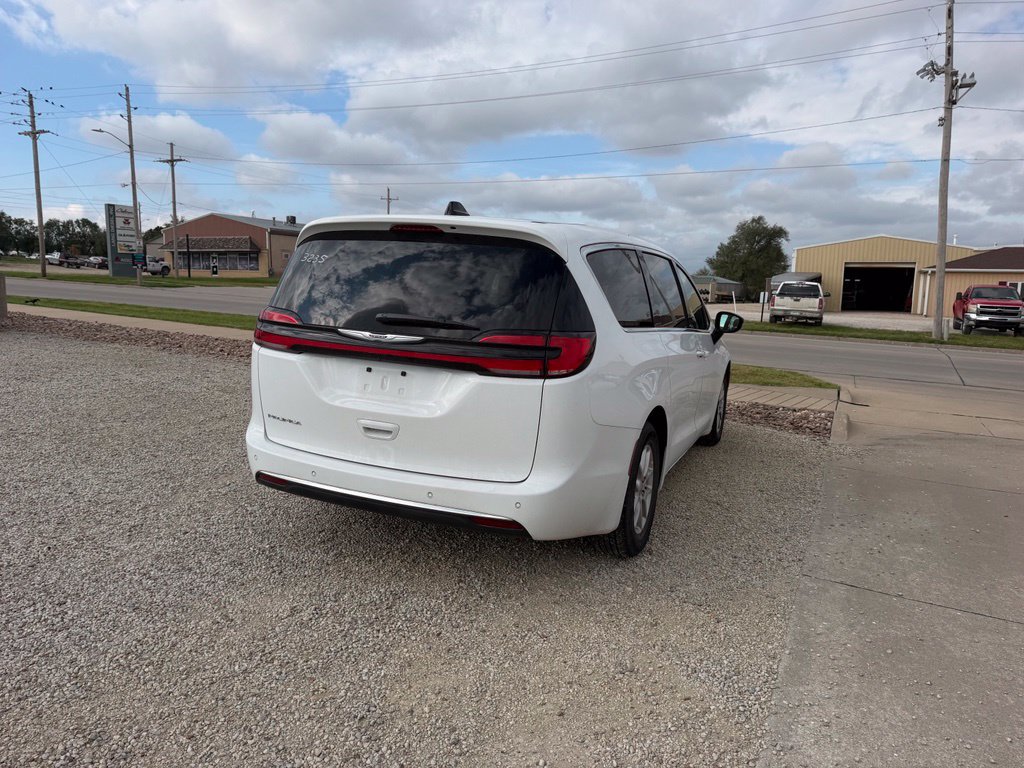 Used 2025 Chrysler Pacifica Select FWD image 4