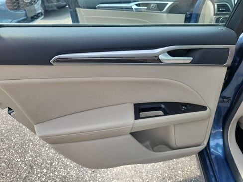 Used 2018 Ford Fusion SE w/ Fusion SE Technology Package FWD image 13